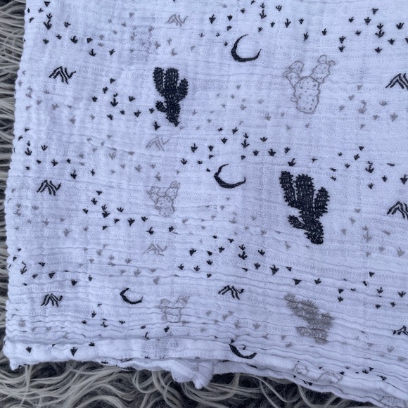 Baby Dew Muslin Swaddle Blanket - black white Cactus print - Picture 5 of 5